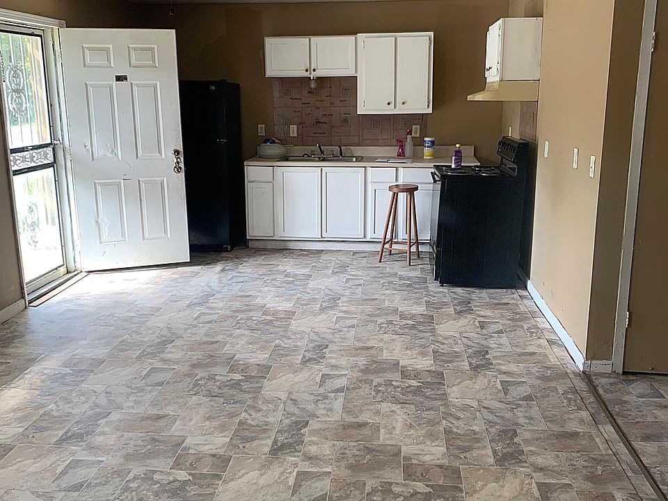 2nd image of 301 Taylor Dr #1