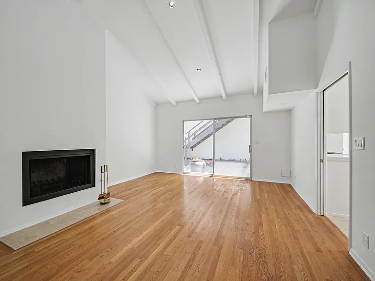 10424 Oletha Ln — Photo 13