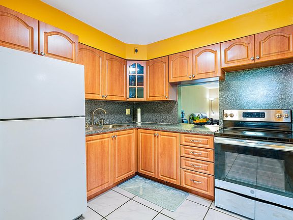 4th image of 1550 NE 191st St APT 307