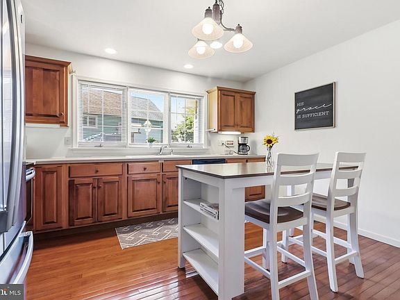 3rd image of 8 Parkside Dr