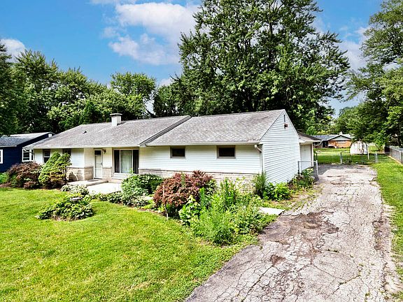 3rd image of 838 Mount Dora Ln