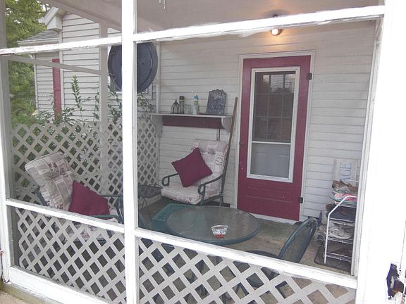 3rd image of 932 Superior St