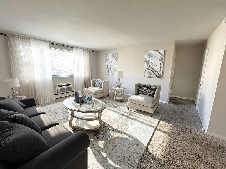 Karen Court Apartments — Photo 2