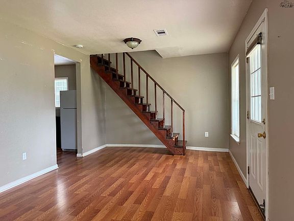 5th image of 303 E Wharton Ave