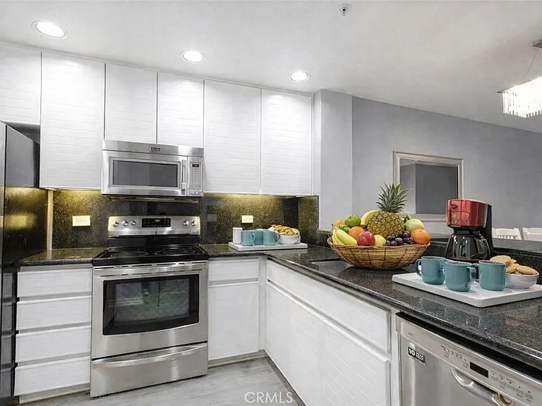 2233 Martin #108 — Photo 3