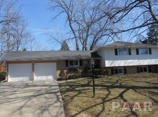 5912 N Roxbury Ln, Louisville, IL 61614