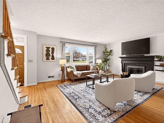 3rd image of 421 Kimberly Dr