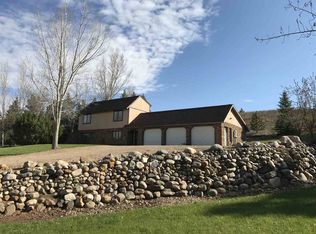 8 Rolling Hills Dr, Minot, ND 58703