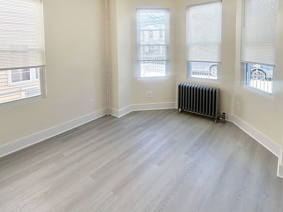 1ST BEDROOM (UN-STAGED)