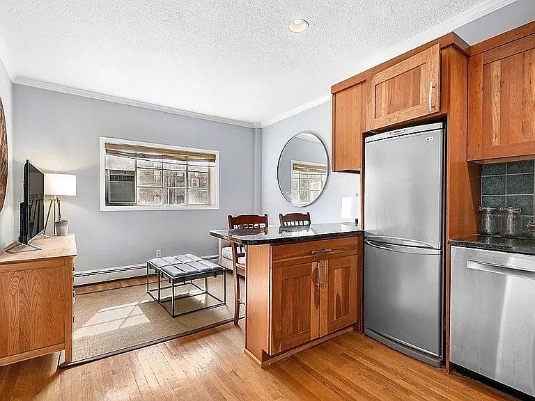 1st image of 511 Beacon St APT 10