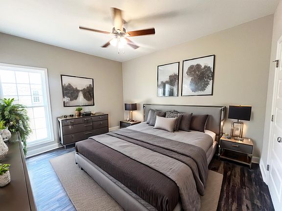 5th image of 208 Silverthorn Dr