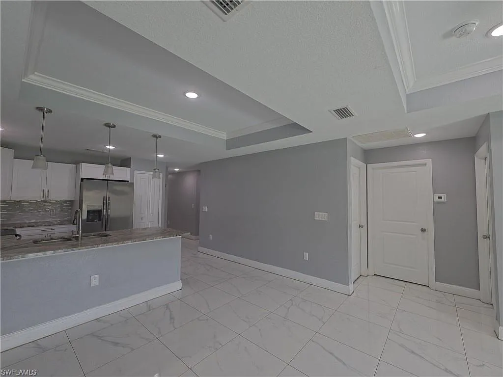 3 bed, 2.0 bath, 2412 sqft, $1,700 — Photo 4