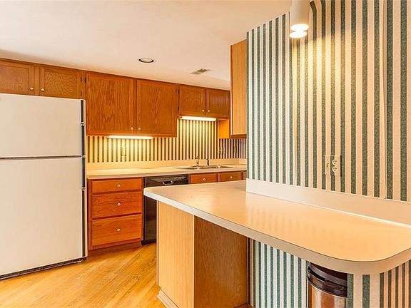 4th image of 350 Summerhaven Dr
