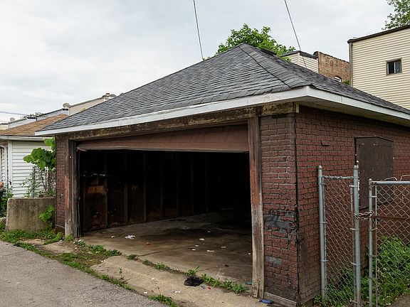 3rd image of 1035 N Menard Ave