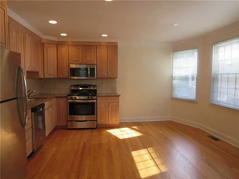 116 E Elm St #A — Photo 6