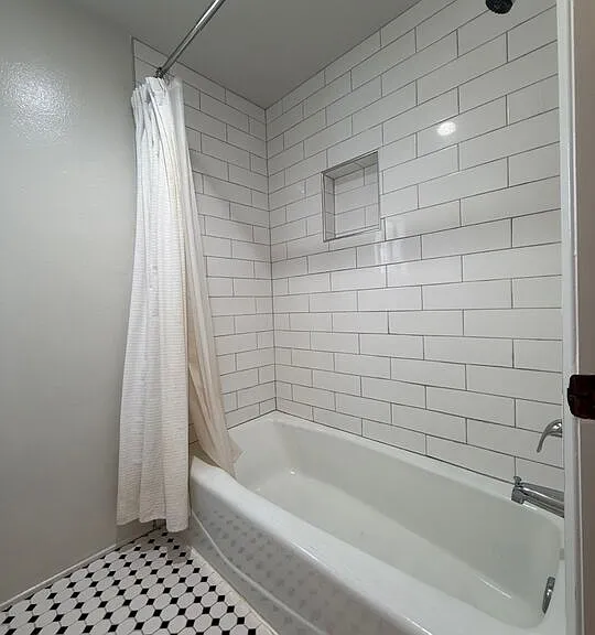 2809 Montrose Ave #10 — Photo 32