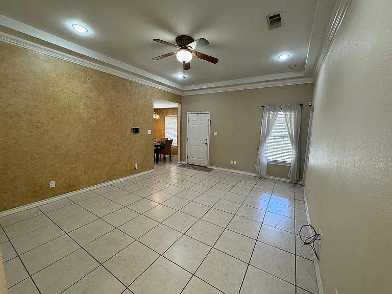 400 W Dengar Ave — Photo 3
