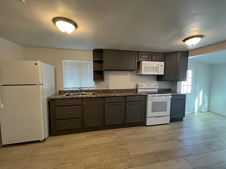 326 W Illinois St #2 — Photo 6