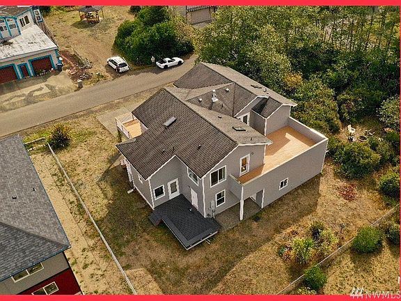 4th image of 411 Olympic View Ave NE