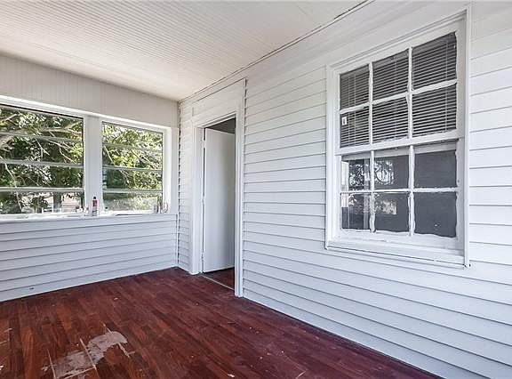 3rd image of 8016 Devine Ave
