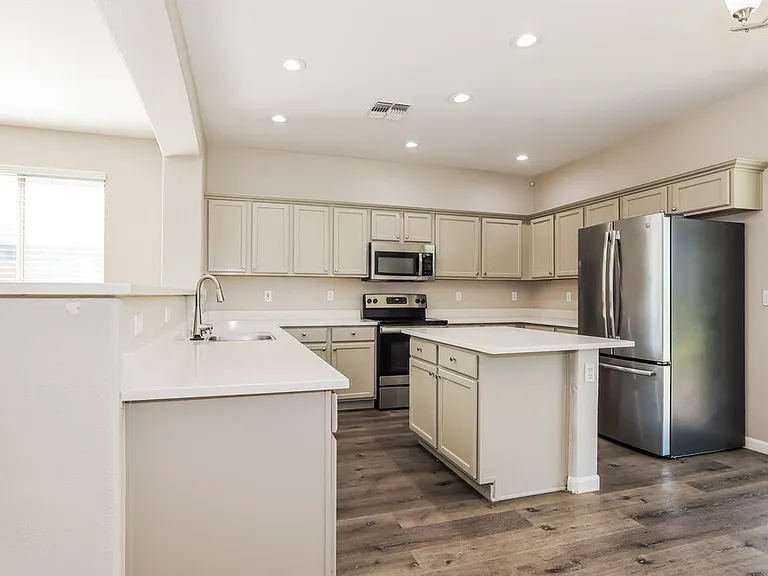 40994 N Vine Ave — Photo 8