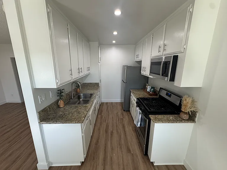 Country Club West — Photo 10