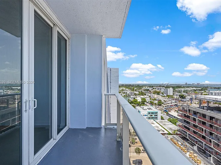 401 69th St #Penthouse 101 — Photo 36