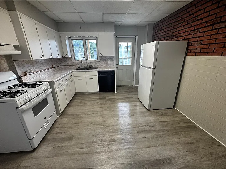104 Catherine St — Photo 12