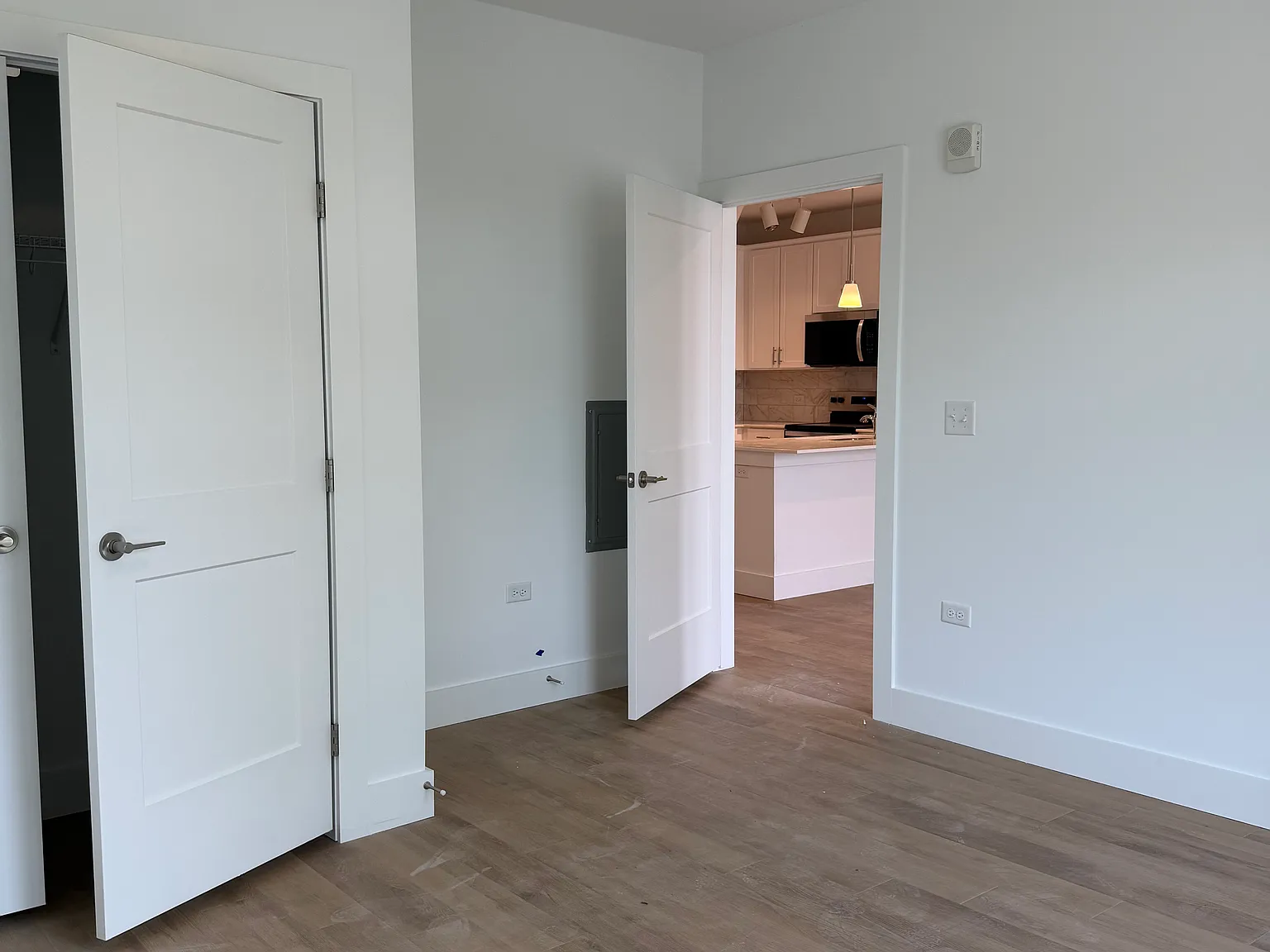 1 bed, 1.0 bath, 737 sqft, $2,211 — Photo 2