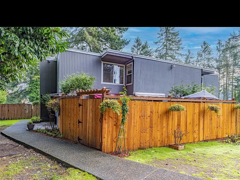 13055 Pacific Hwy SW #A — Photo 2