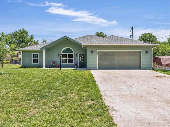 102 Cottonwood Ct, Ozawkie, KS 66070