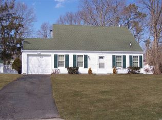 9 Herdman Ct, Middle Island, NY 11953