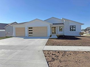 717 Pointer Cir, Center Point, IA 52213