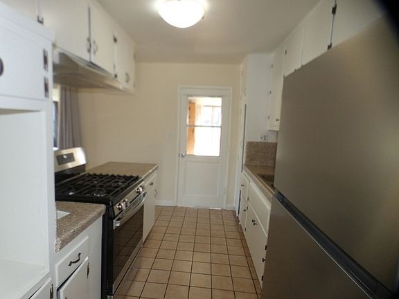 3rd image of 569 Dahlia Pl