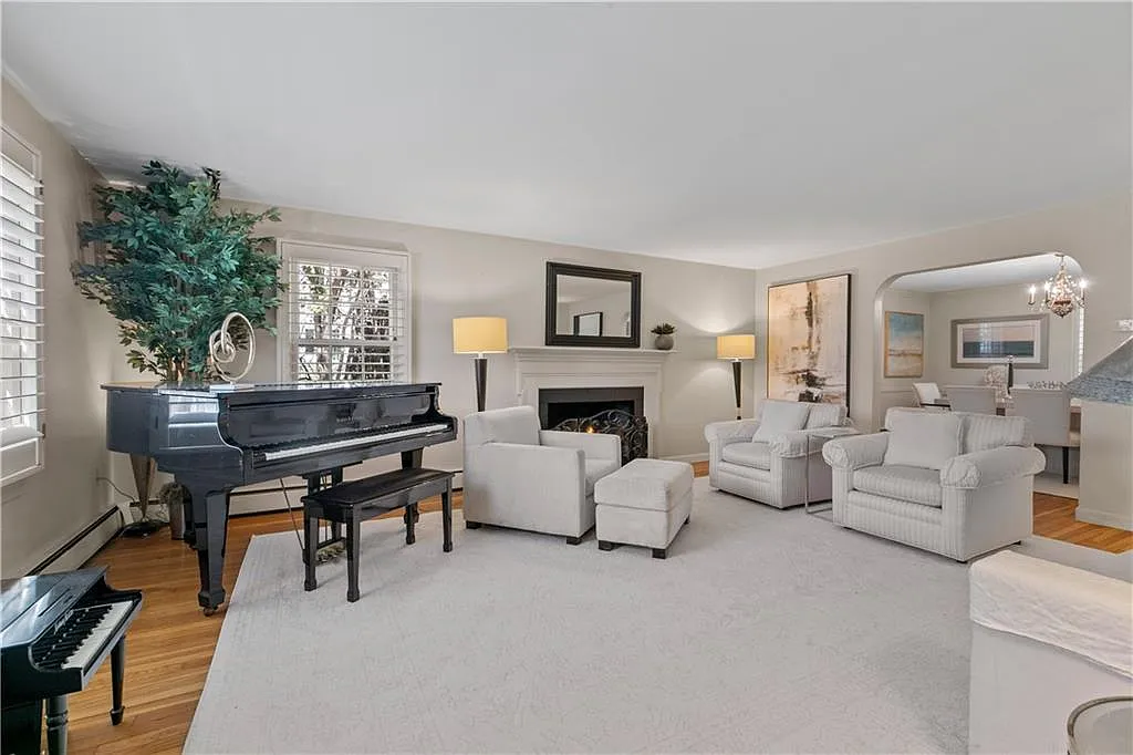4 bed, 2.5 bath, 2536 sqft, $5,200 — Photo 2