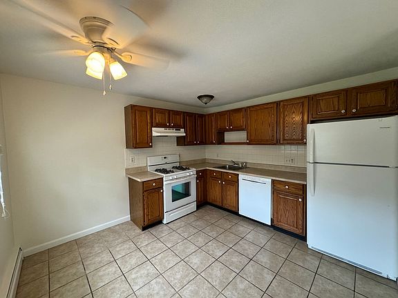5th image of 70 Edgelawn Ave