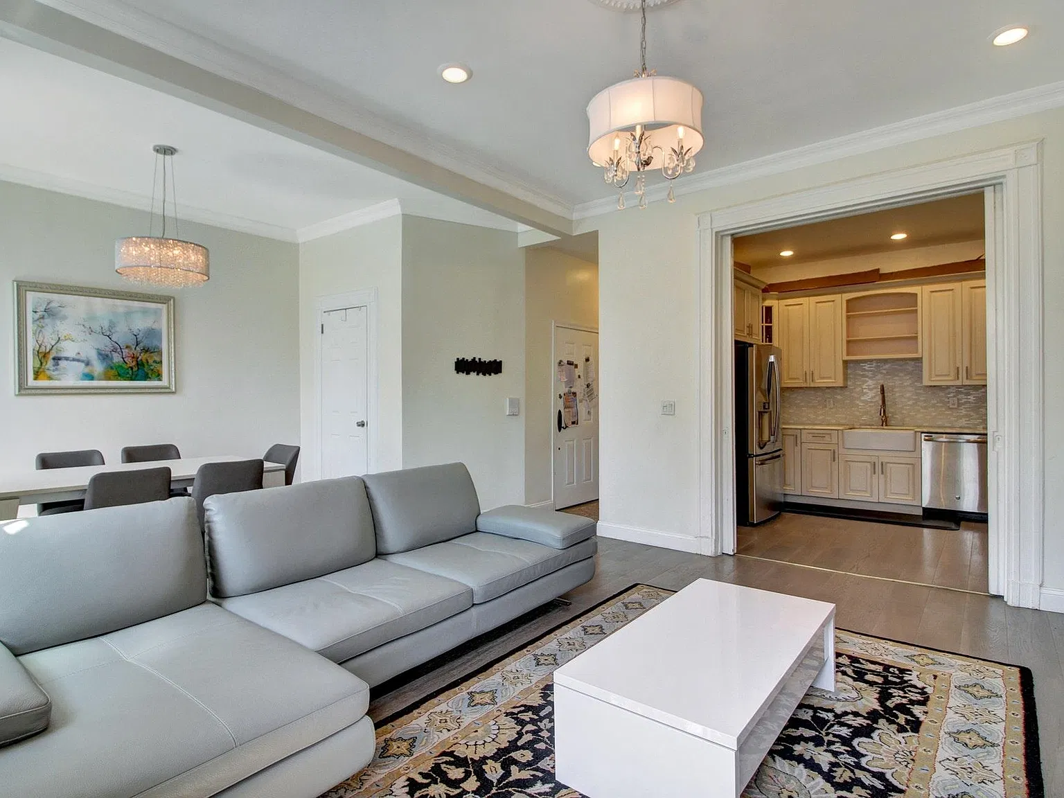 3 bed, 2.0 bath, 1350 sqft, $5,800 — Photo 3