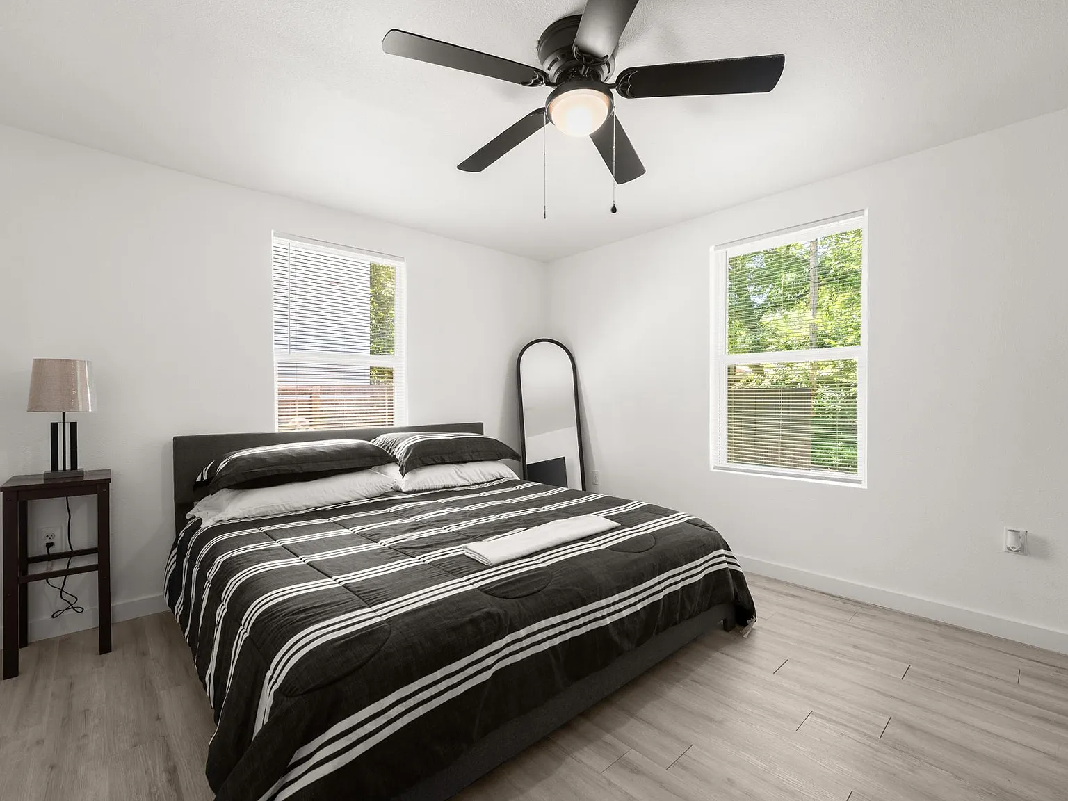 2 bed, 1.0 bath, 900 sqft, $2,400 — Photo 3