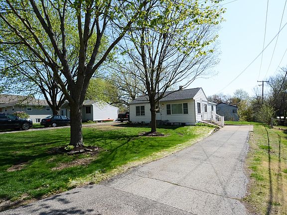 Extra Long Driveway, Easily Parks 4 Cars