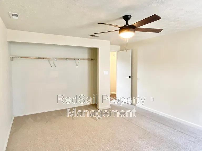 725 Chatsworth Dr — Photo 18
