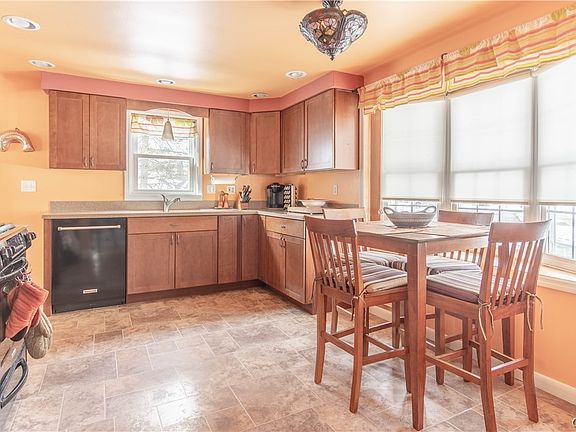 5th image of 231 Harewood Ave