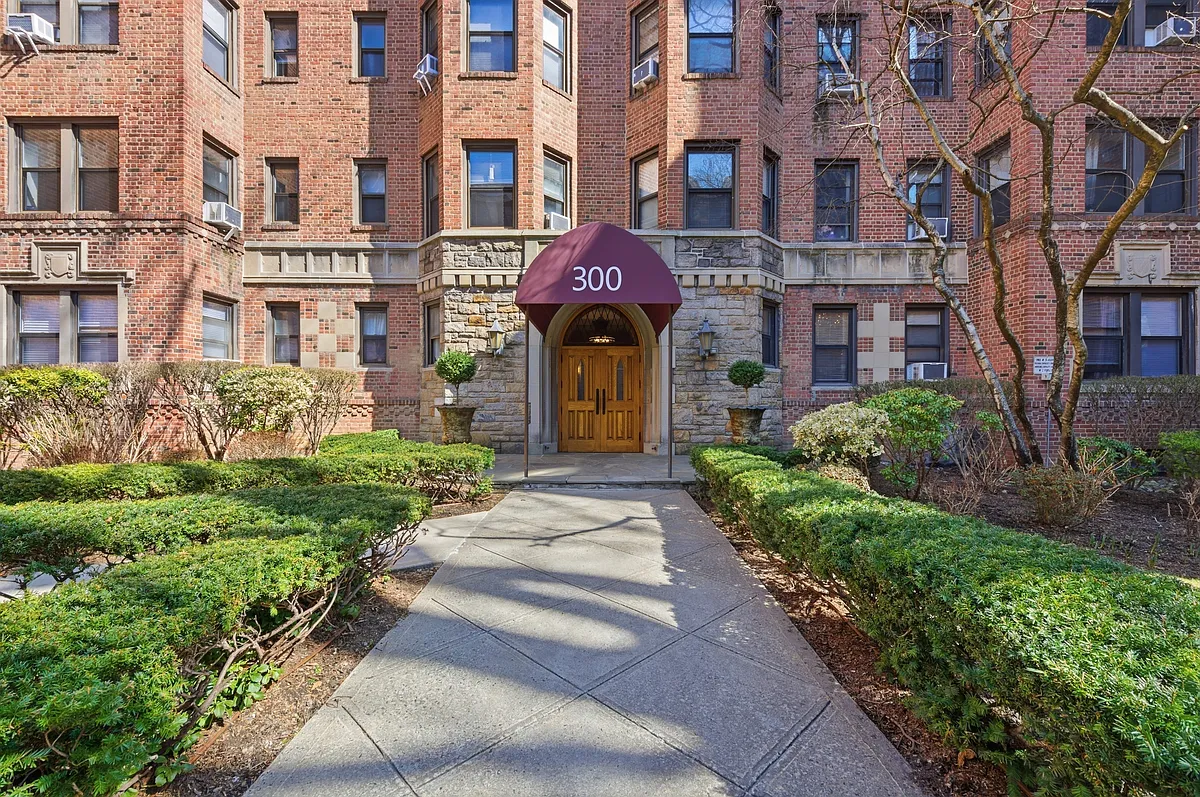 Building Photo - 300 Main St #6F