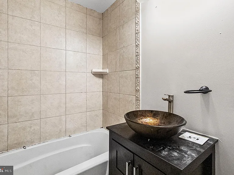 2532 Druid Hill Ave — Photo 16