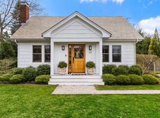 20 Weesuck Ave, East Quogue, NY 11942