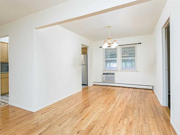 4th image of 136 Jerusalem Ave