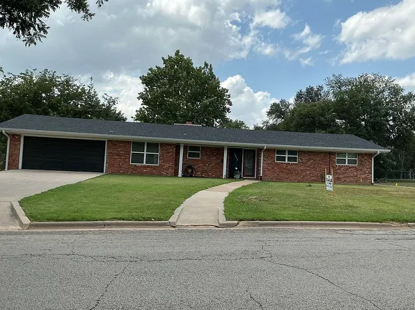 1413 Oak Hills Dr, Graham, TX 76450