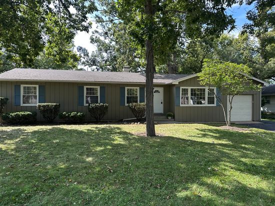 6815 Meadow Dr, Crystal Lake, IL 60012