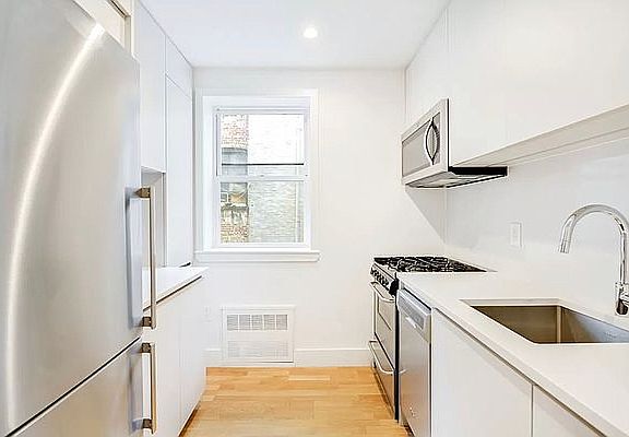 3rd image of 40 Linden Blvd APT 4D