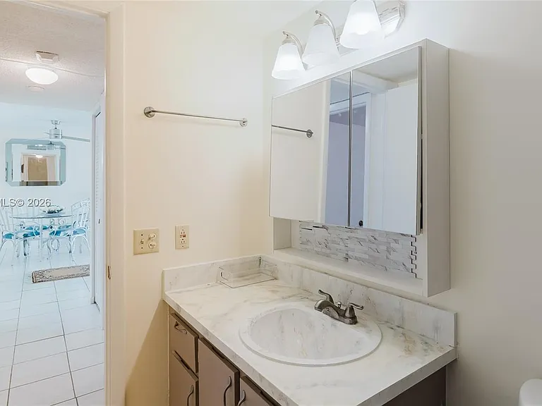 424 SE 10th St #204 — Photo 40