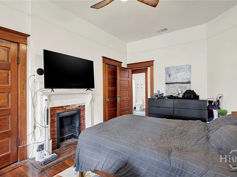 114 W Waldburg St — Photo 23